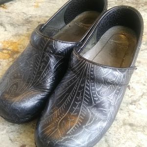 Dansko 37 blk embossed pro clogs